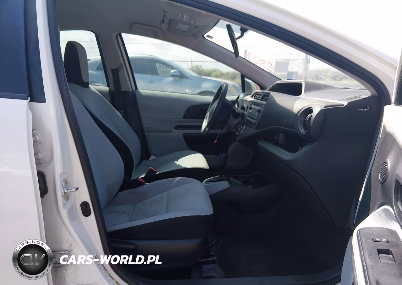 2014 Toyota Prius C One VIN:JTDKDTB39E1074735 - 5