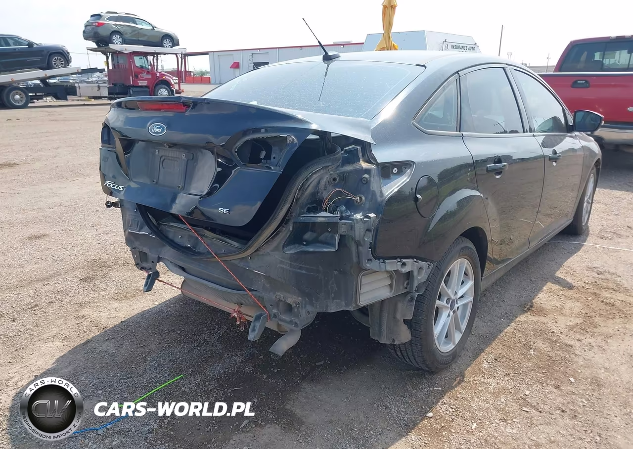 2017 Ford Focus Se VIN:1FADP3F26HL342396 - 4