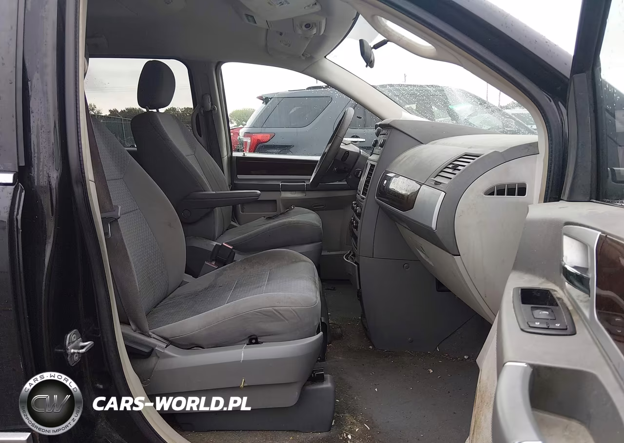 2010 Chrysler Town & Country Touring VIN:2A4RR5D14AR131947 - 5