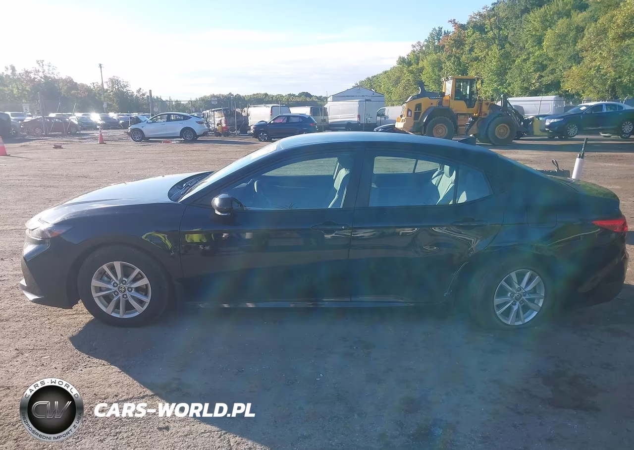 2025 Toyota Camry Le VIN:4T1DAACK1SU182963 - 14