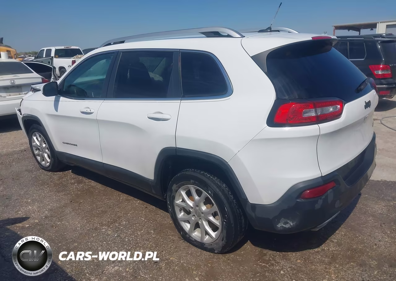 2015 Jeep Cherokee Latitude VIN:1C4PJLCS8FW628761 - 3