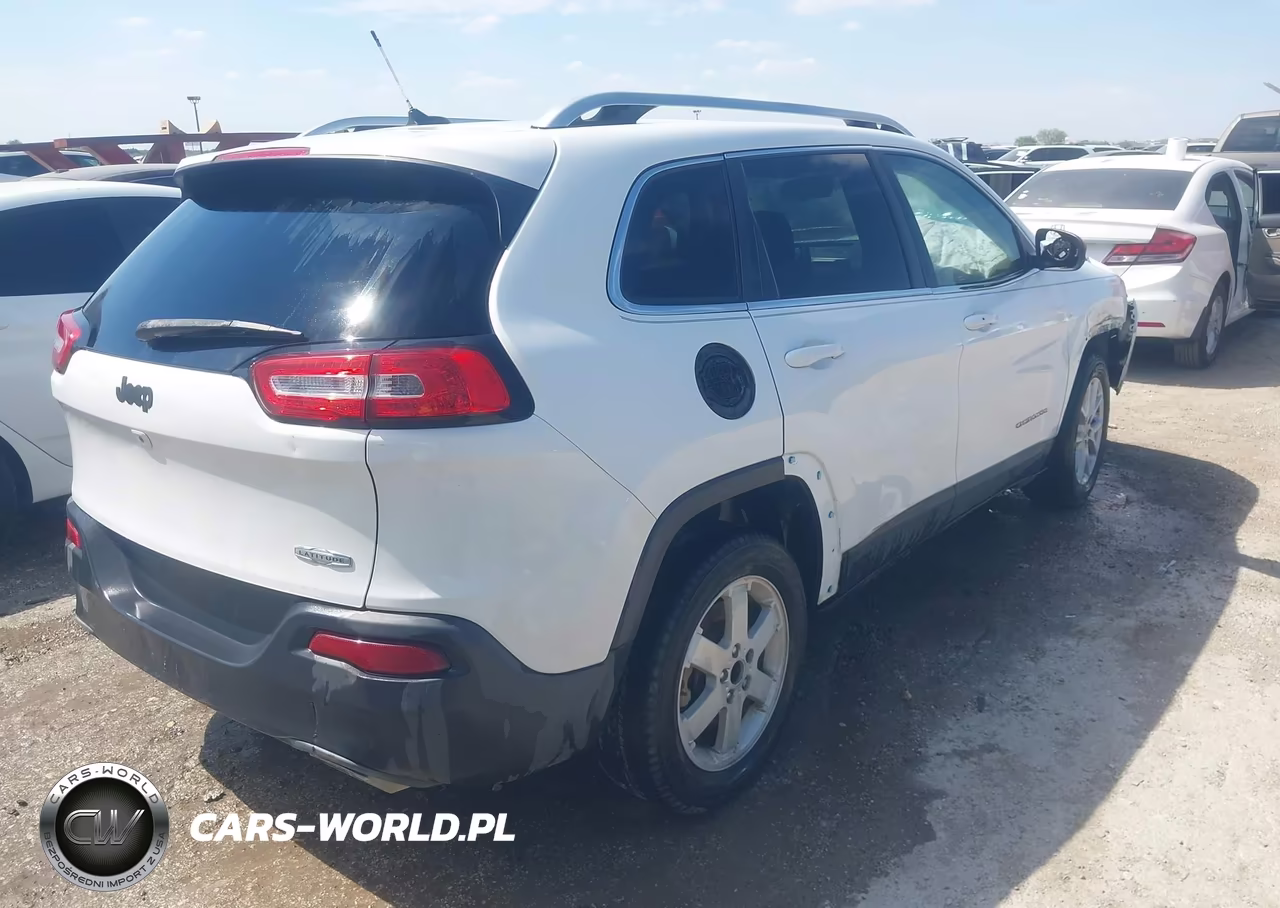 2015 Jeep Cherokee Latitude VIN:1C4PJLCS8FW628761 - 4