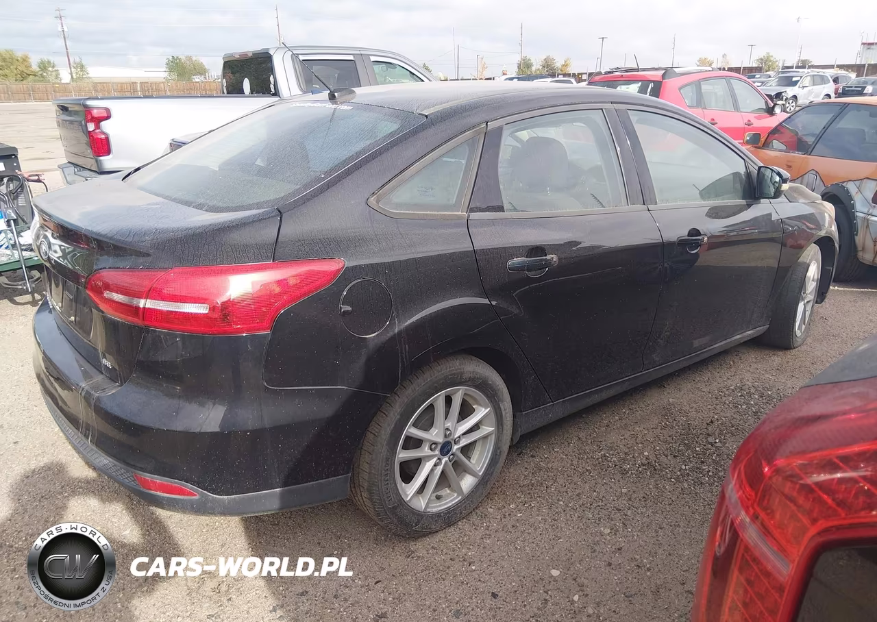 2017 Ford Focus Se VIN:1FADP3F28HL347955 - 4