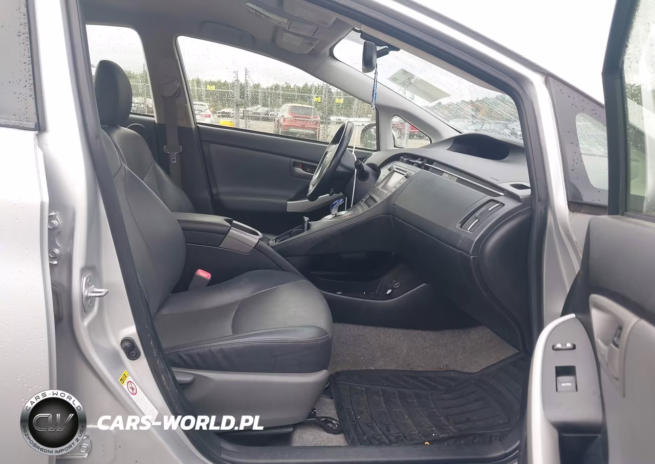 2013 Toyota Prius Four VIN:JTDKN3DU4D5552697 - 5