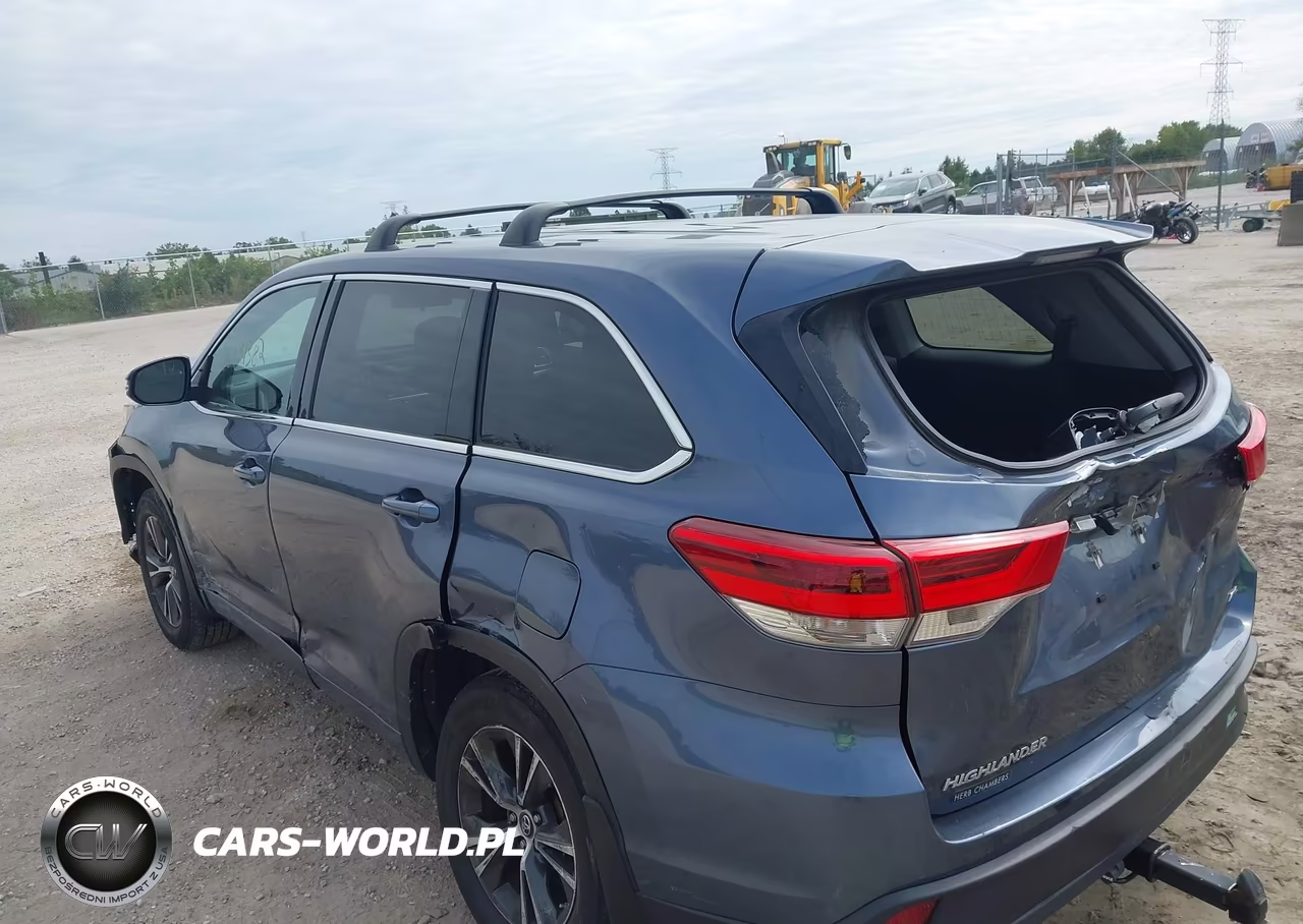 2018 Toyota Highlander Le VIN:5TDBZRFH5JS876514 - 3