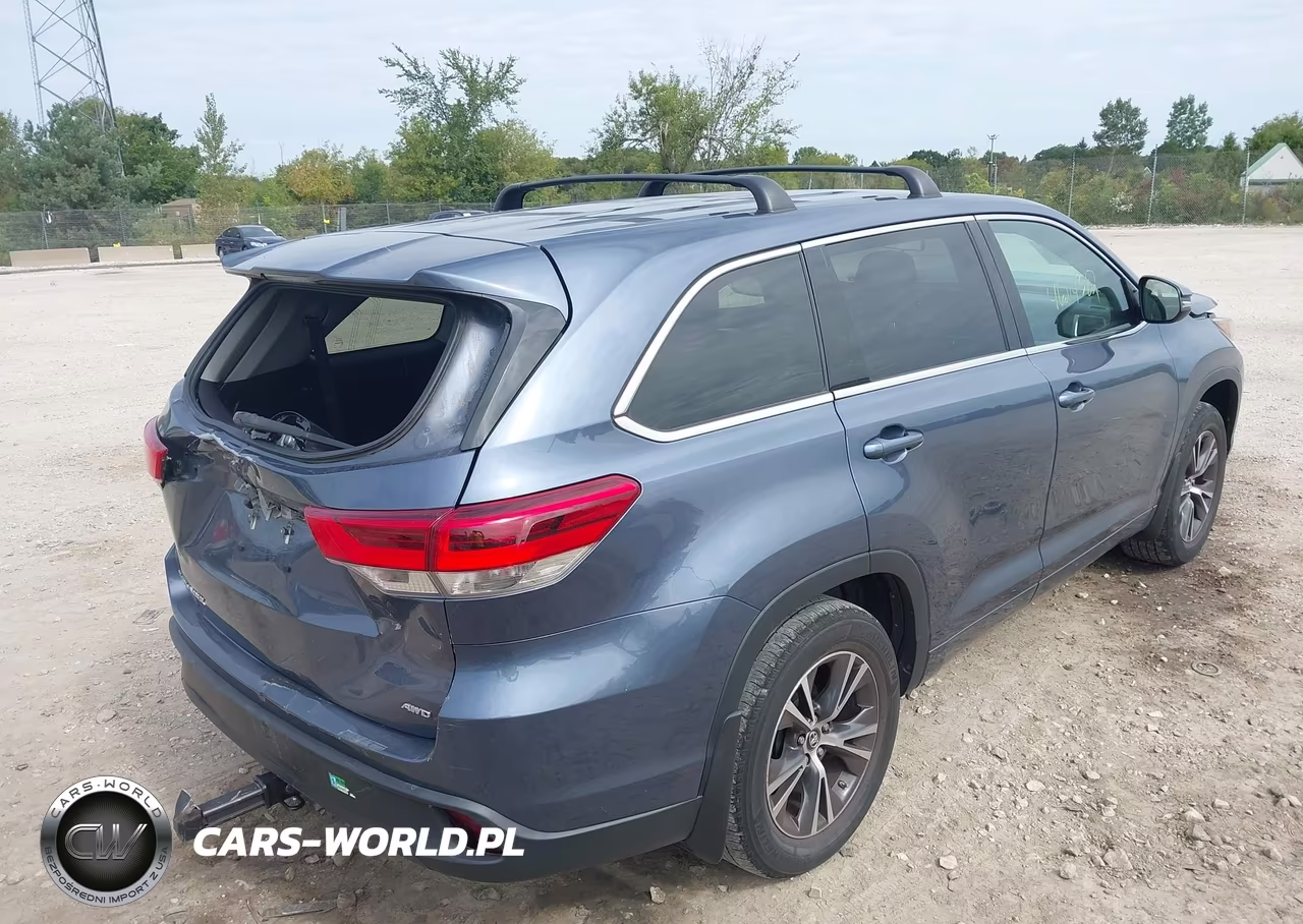 2018 Toyota Highlander Le VIN:5TDBZRFH5JS876514 - 4
