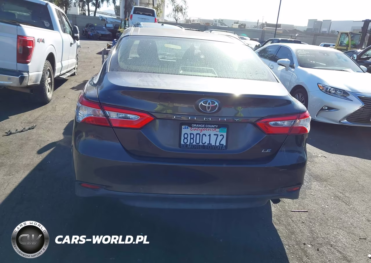 2018 Toyota Camry Le VIN:JTNB11HK0J3021315 - 17