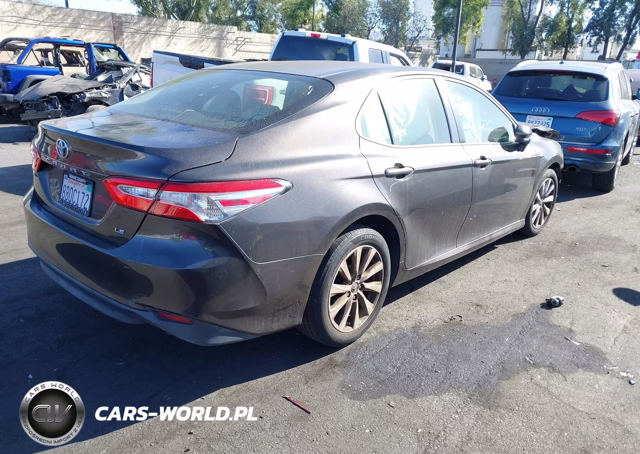 2018 Toyota Camry Le VIN:JTNB11HK0J3021315 - 4