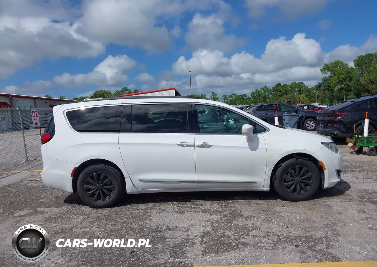 2017 Chrysler Pacifica Touring-L VIN:2C4RC1BG6HR533972 - 13