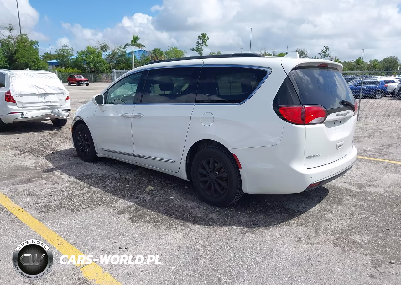 2017 Chrysler Pacifica Touring-L VIN:2C4RC1BG6HR533972 - 3