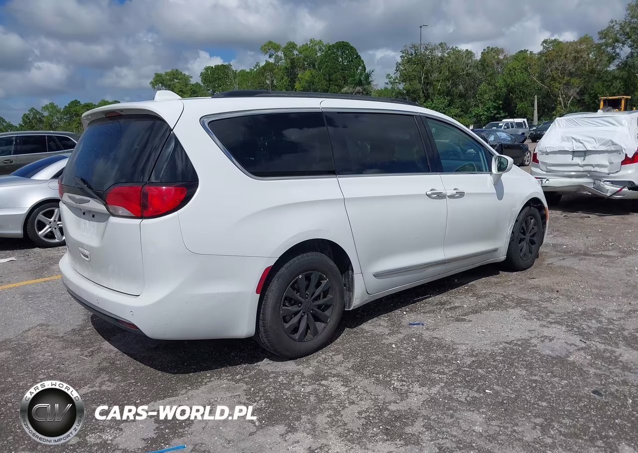 2017 Chrysler Pacifica Touring-L VIN:2C4RC1BG6HR533972 - 4