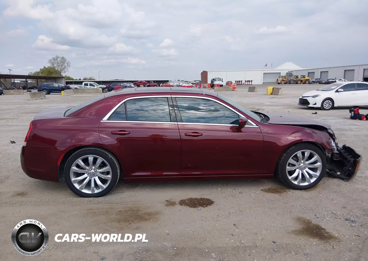 2018 Chrysler 300 Touring L VIN:2C3CCAAG7JH177085 - 13
