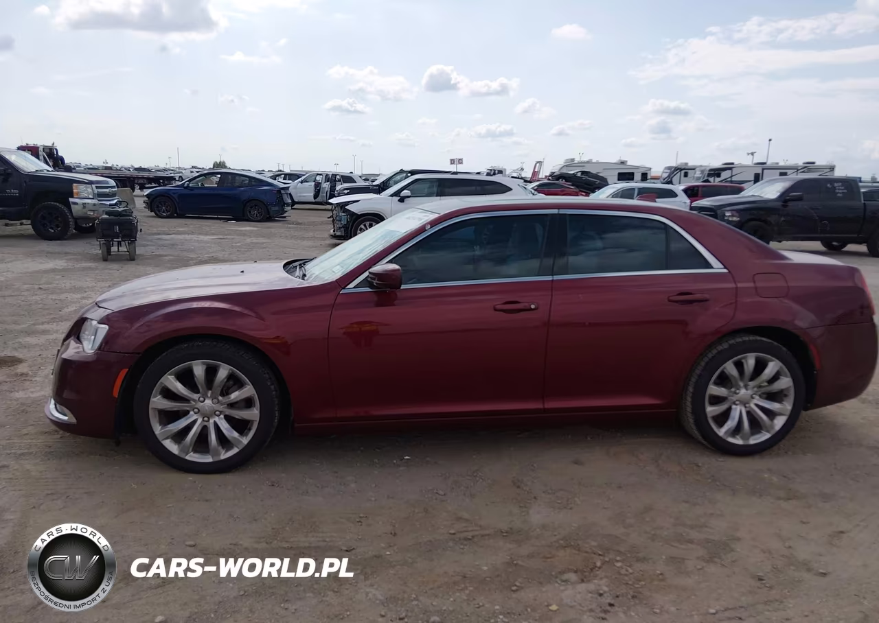 2018 Chrysler 300 Touring L VIN:2C3CCAAG7JH177085 - 14
