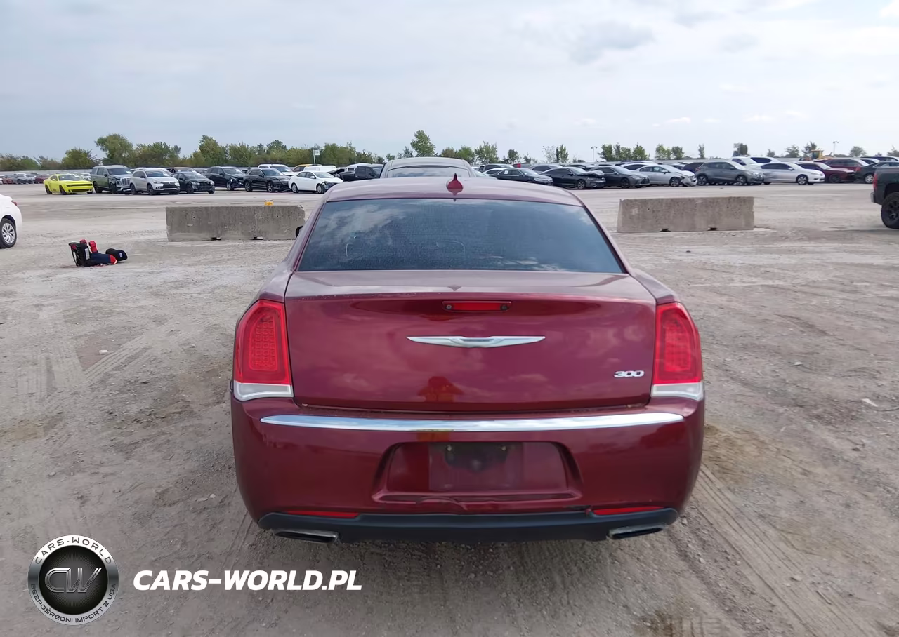 2018 Chrysler 300 Touring L VIN:2C3CCAAG7JH177085 - 16
