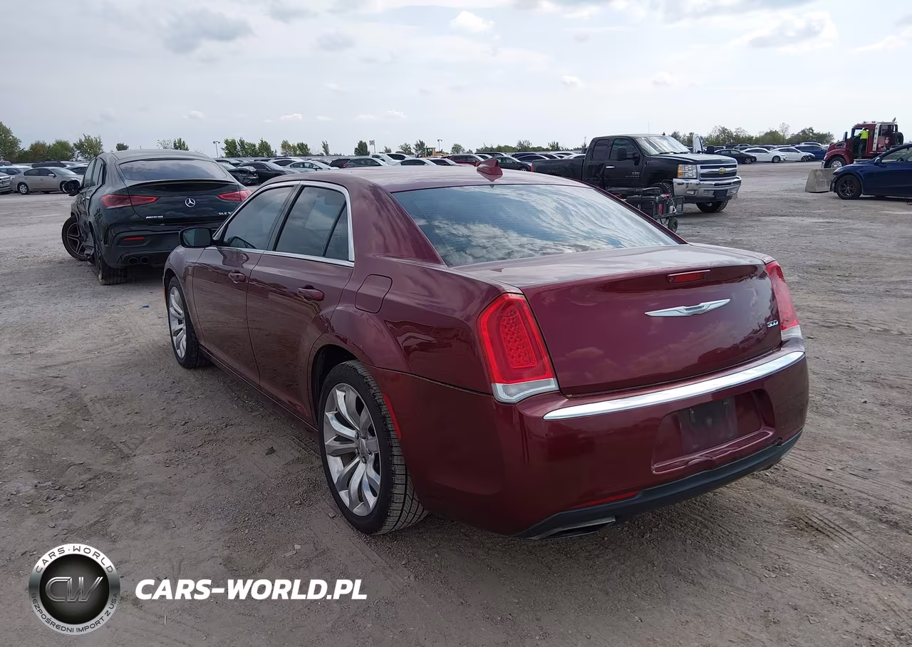 2018 Chrysler 300 Touring L VIN:2C3CCAAG7JH177085 - 3