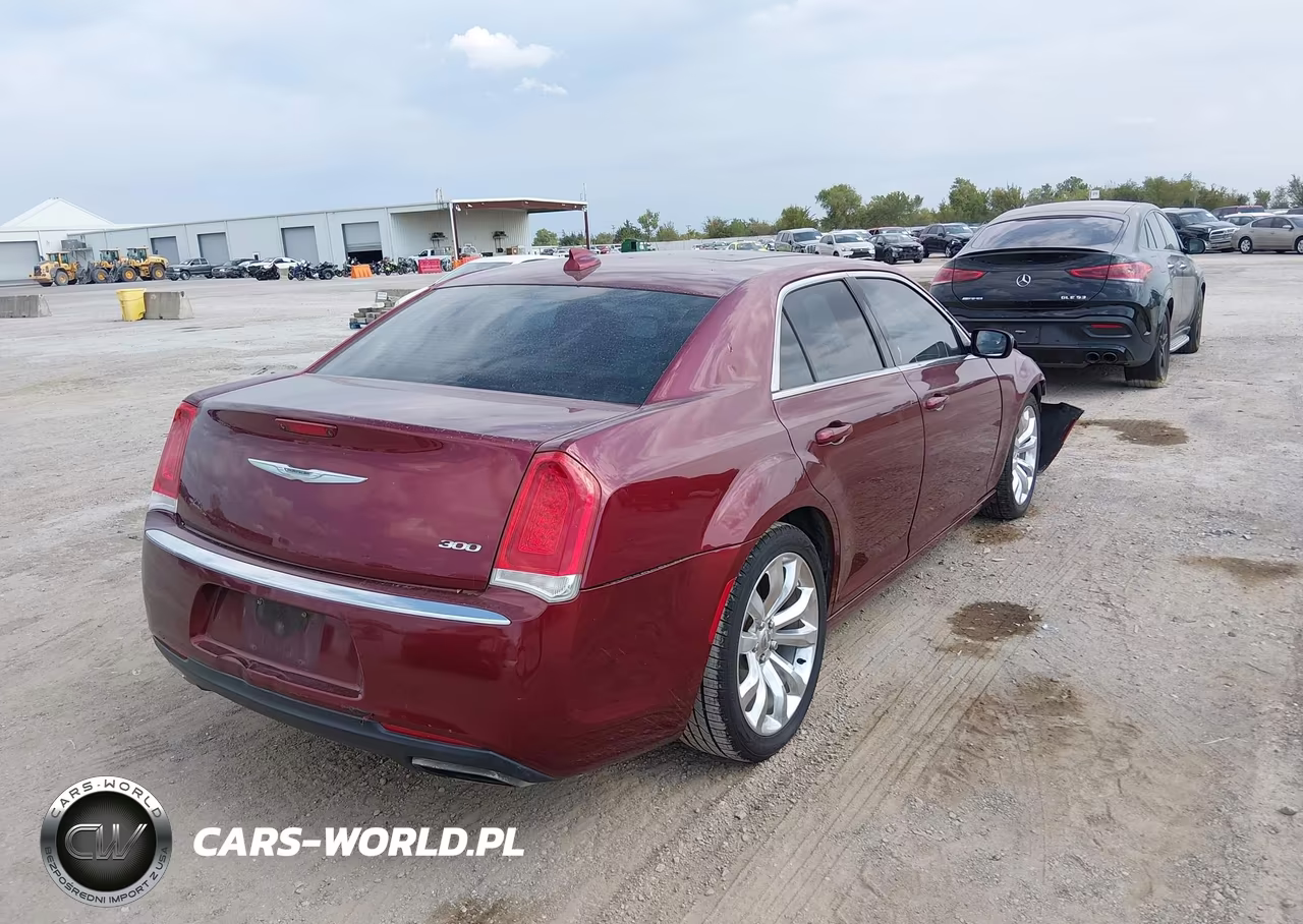 2018 Chrysler 300 Touring L VIN:2C3CCAAG7JH177085 - 4