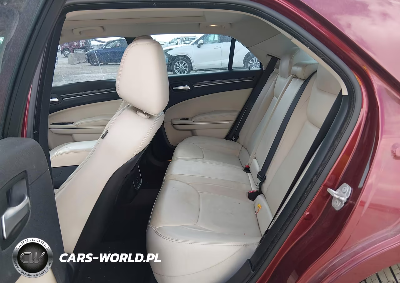2018 Chrysler 300 Touring L VIN:2C3CCAAG7JH177085 - 8