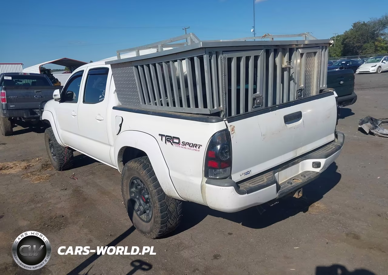 2015 Toyota Tacoma Base V6 VIN:3TMLU4EN0FM202145 - 3