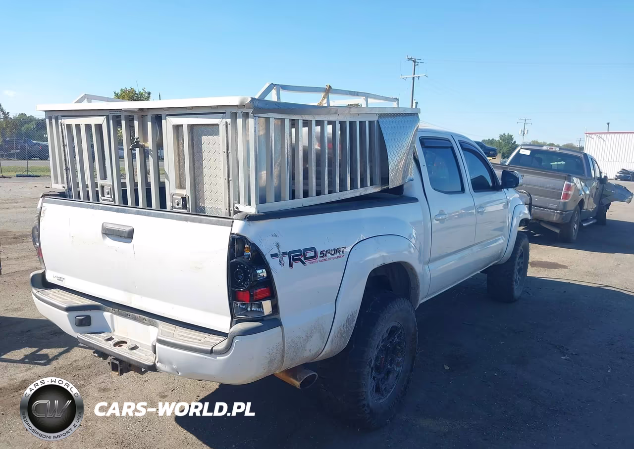 2015 Toyota Tacoma Base V6 VIN:3TMLU4EN0FM202145 - 4