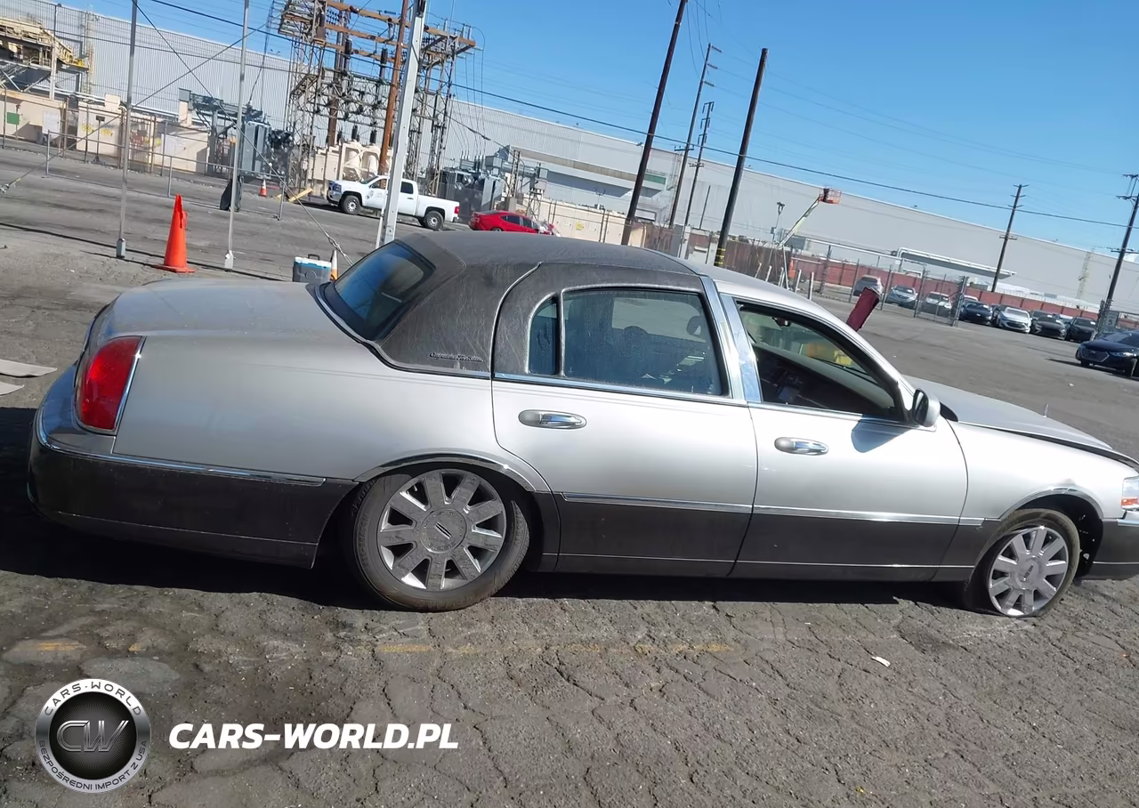 2005 Lincoln Town Car Signature Limited VIN:1LNHM82W15Y668577 - 13