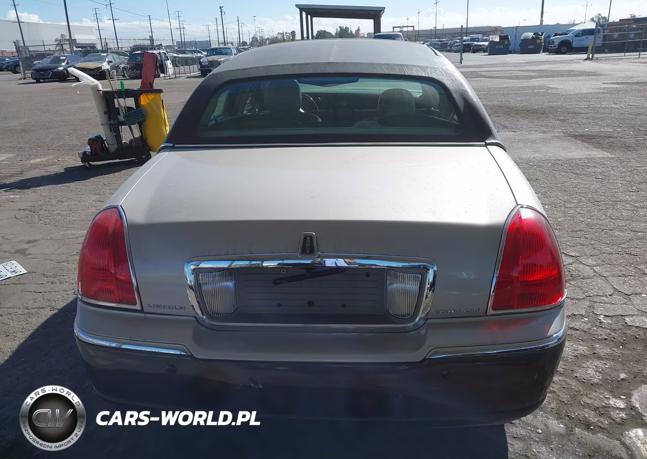 2005 Lincoln Town Car Signature Limited VIN:1LNHM82W15Y668577 - 16