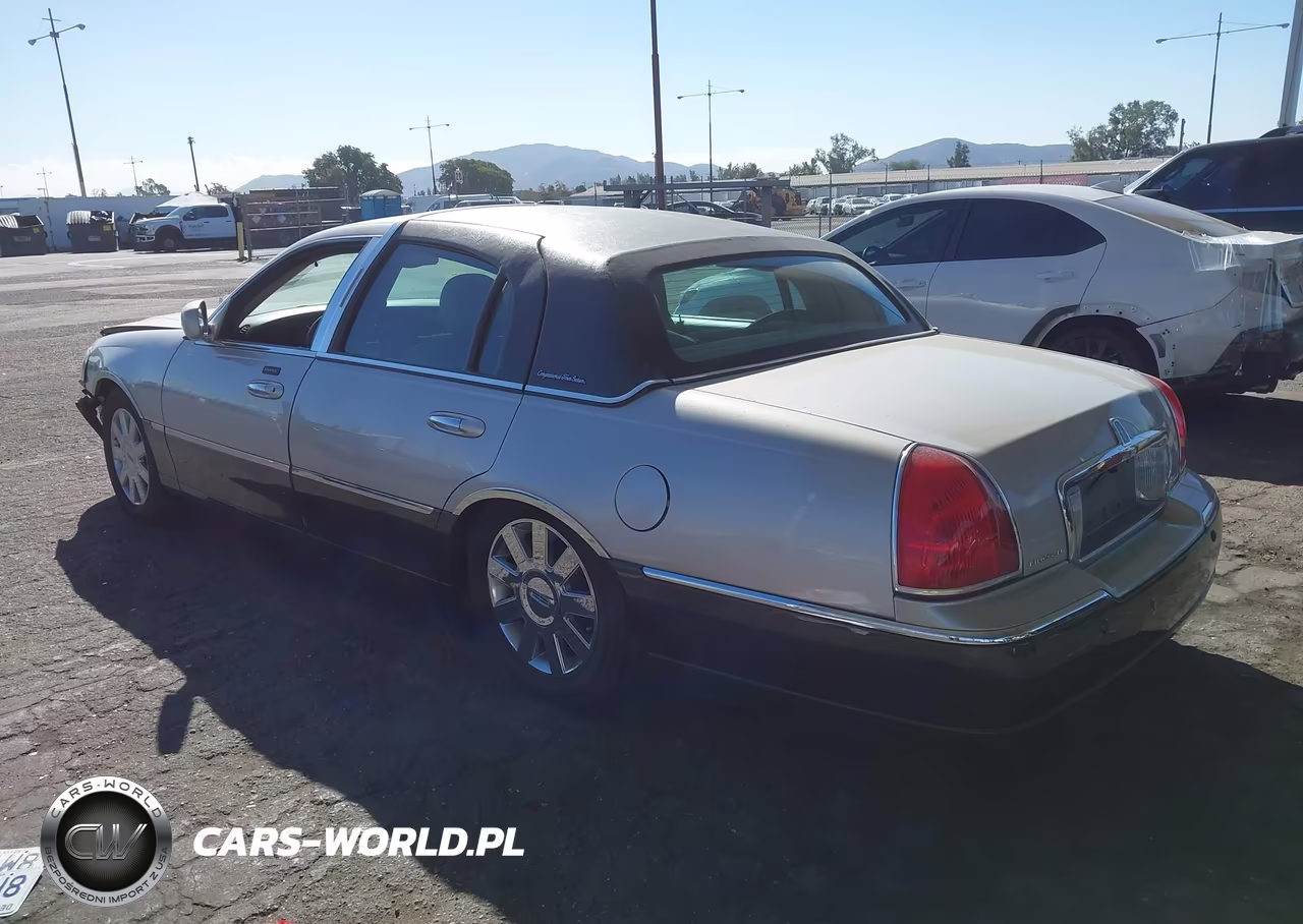2005 Lincoln Town Car Signature Limited VIN:1LNHM82W15Y668577 - 3