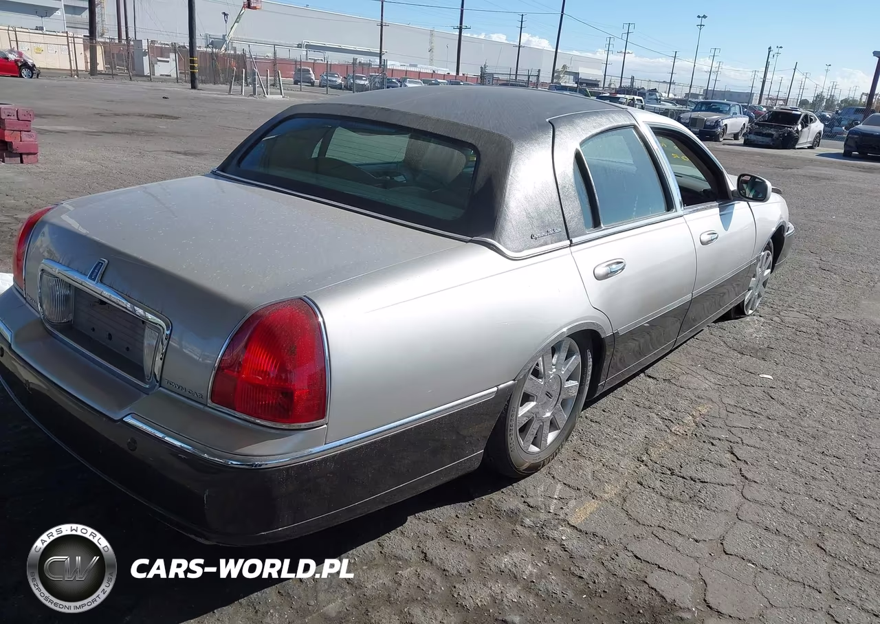 2005 Lincoln Town Car Signature Limited VIN:1LNHM82W15Y668577 - 4