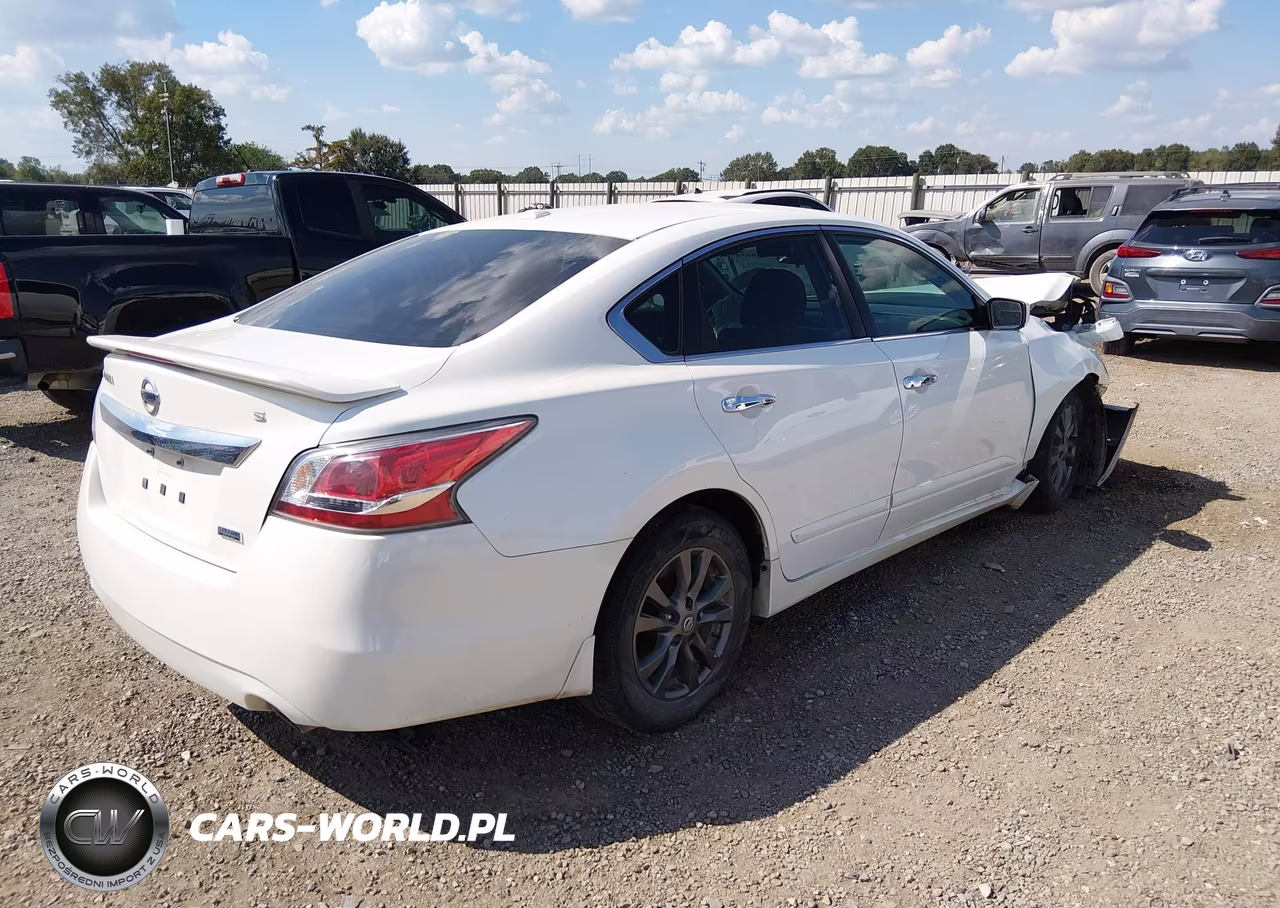 2015 Nissan Altima 2.5 S VIN:1N4AL3AP9FN913589 - 4
