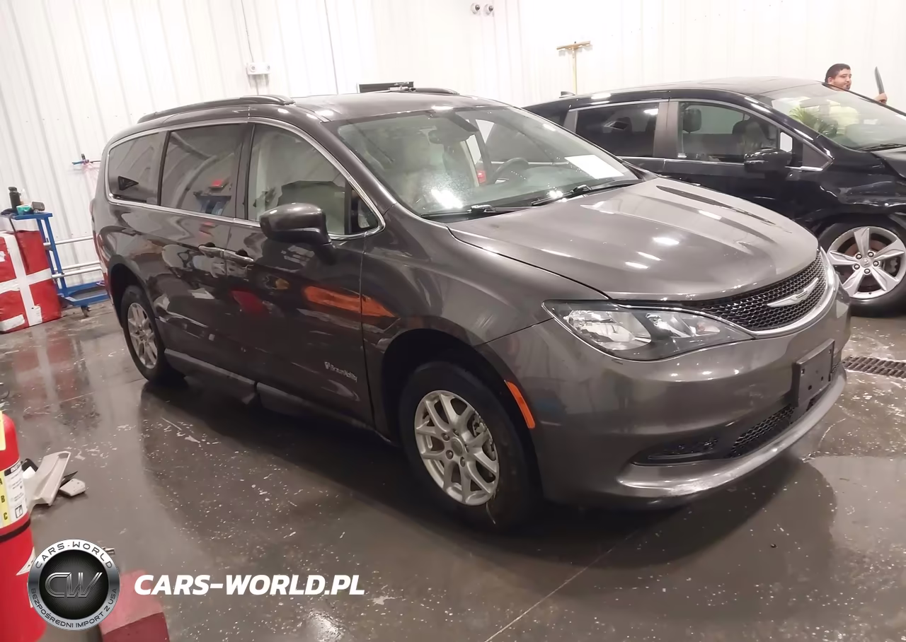 2021 Chrysler Voyager Lxi – zdjęcie 1 z 17