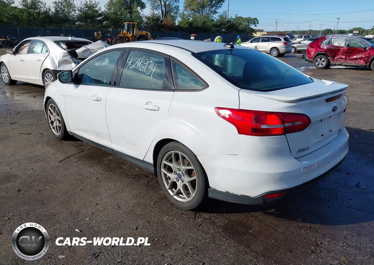 2015 Ford Focus Se VIN:1FADP3F20FL305325 - 3