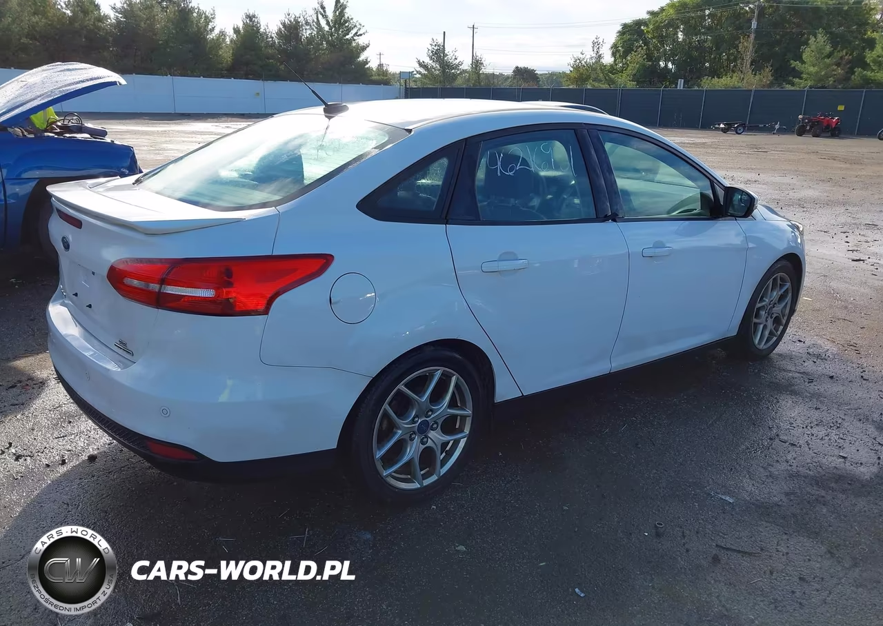 2015 Ford Focus Se VIN:1FADP3F20FL305325 - 4