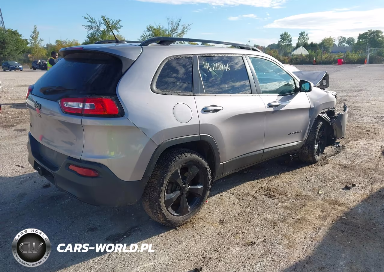 2018 Jeep Cherokee Latitude 4X4 VIN:1C4PJMCB4JD576037 - 4