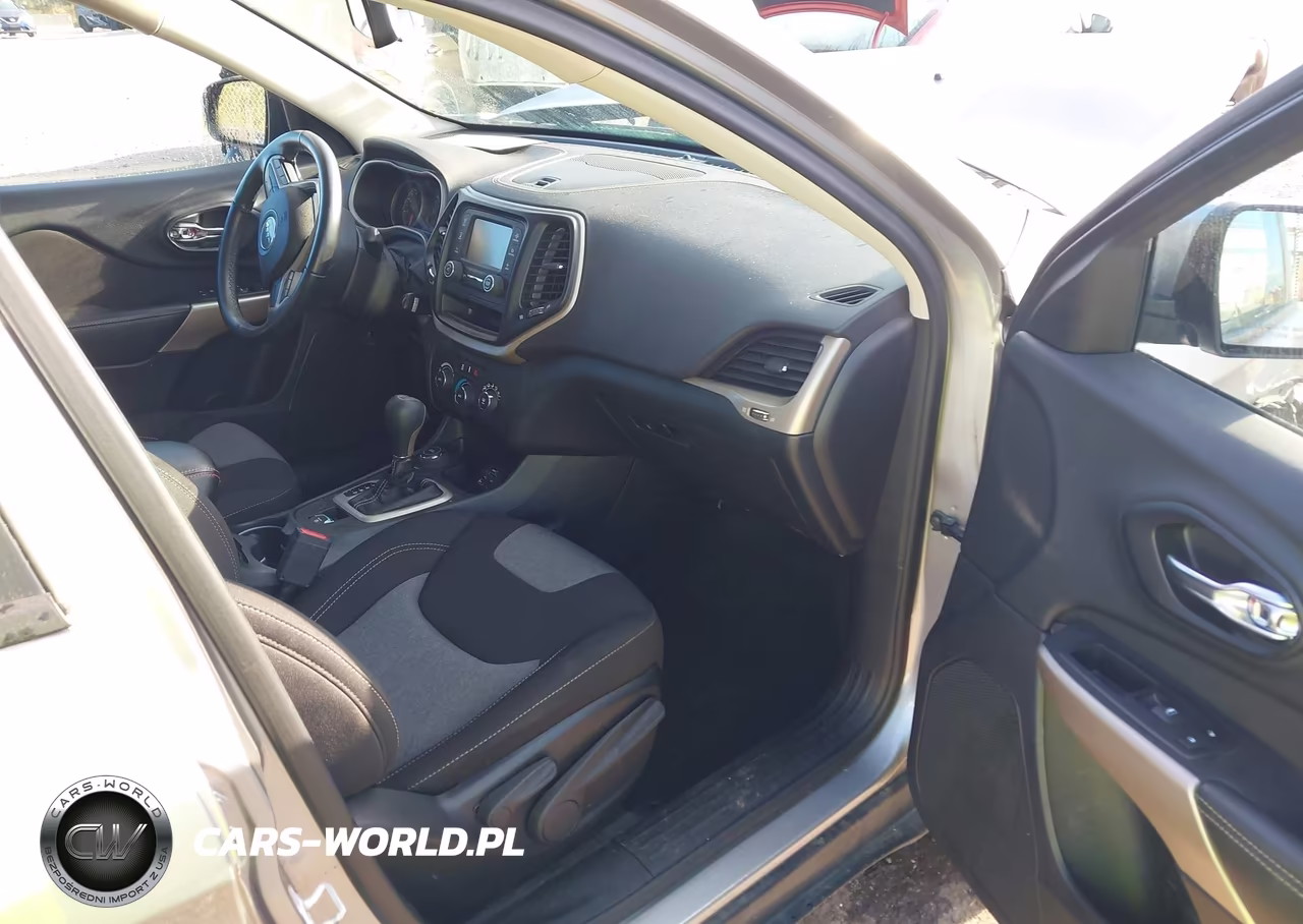 2018 Jeep Cherokee Latitude 4X4 VIN:1C4PJMCB4JD576037 - 5