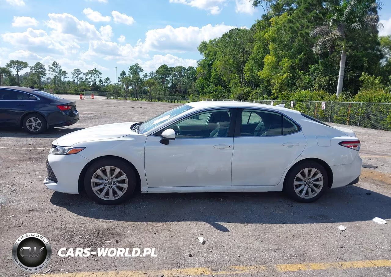 2020 Toyota Camry Le VIN:4T1C11AK4LU907049 - 14