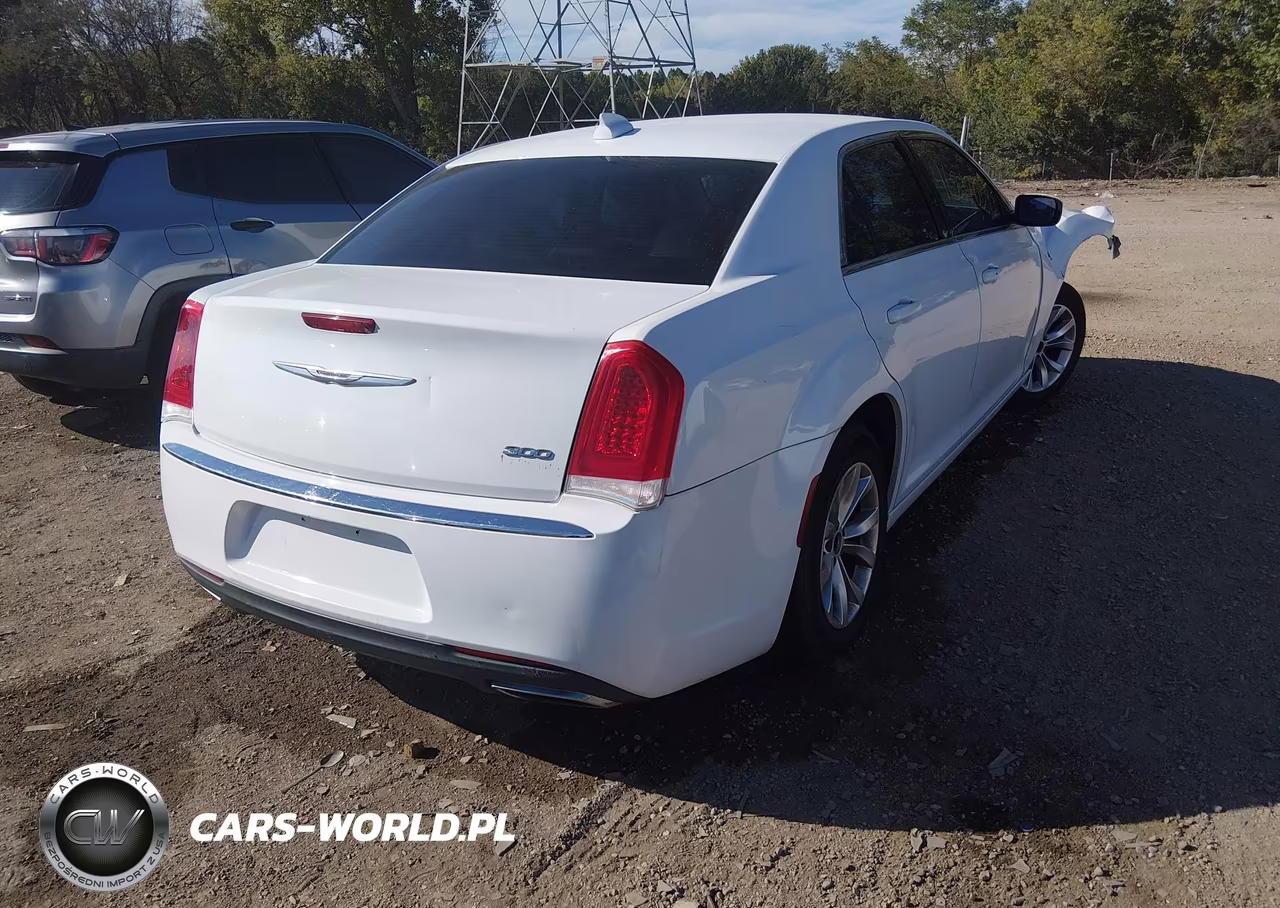 2015 Chrysler 300 Limited VIN:2C3CCAAG9FH807146 - 4