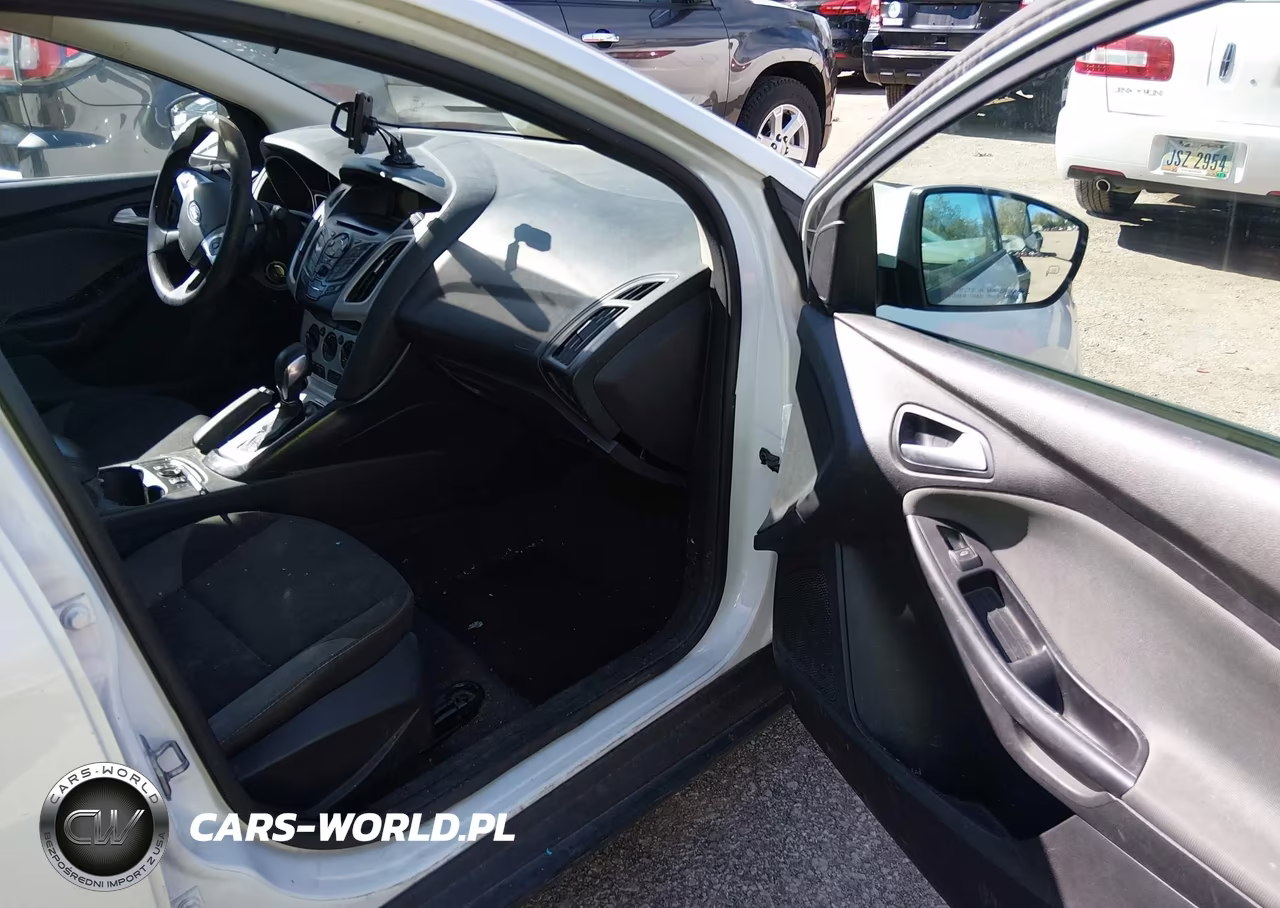 2014 Ford Focus Se VIN:1FADP3F22EL275422 - 5