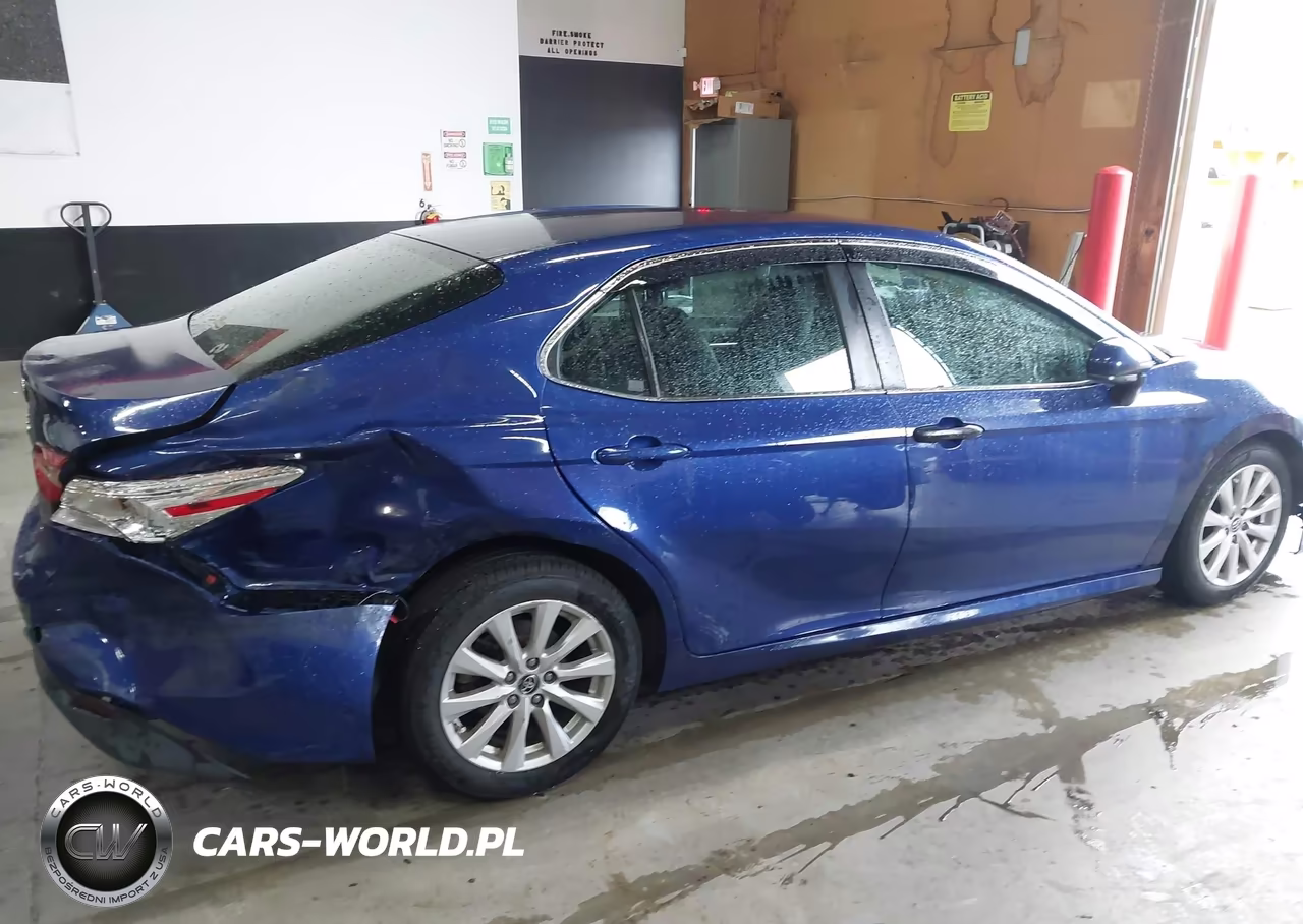2018 Toyota Camry Le VIN:4T1B11HK2JU563218 - 17