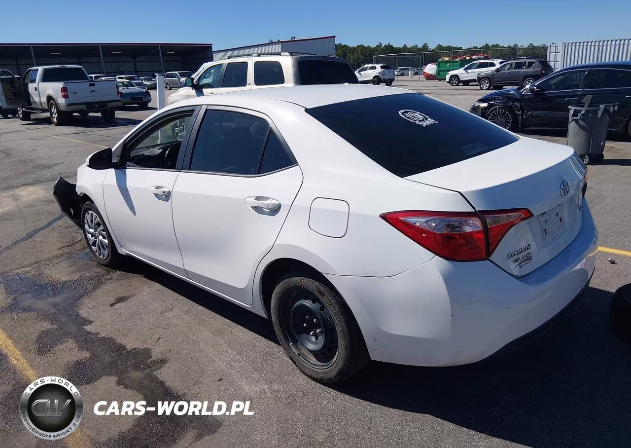 2018 Toyota Corolla Le VIN:5YFBURHE1JP814134 - 3