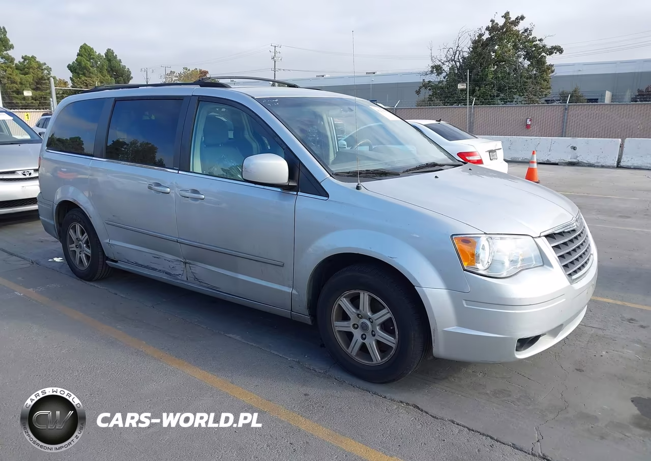 2010 Chrysler Town & Country Touring – zdjęcie 1 z 11