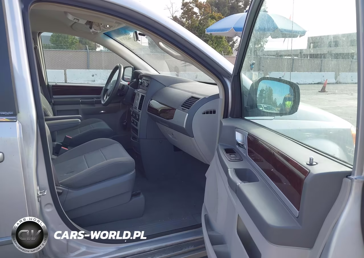 2010 Chrysler Town & Country Touring VIN:2A4RR5D12AR324100 - 5