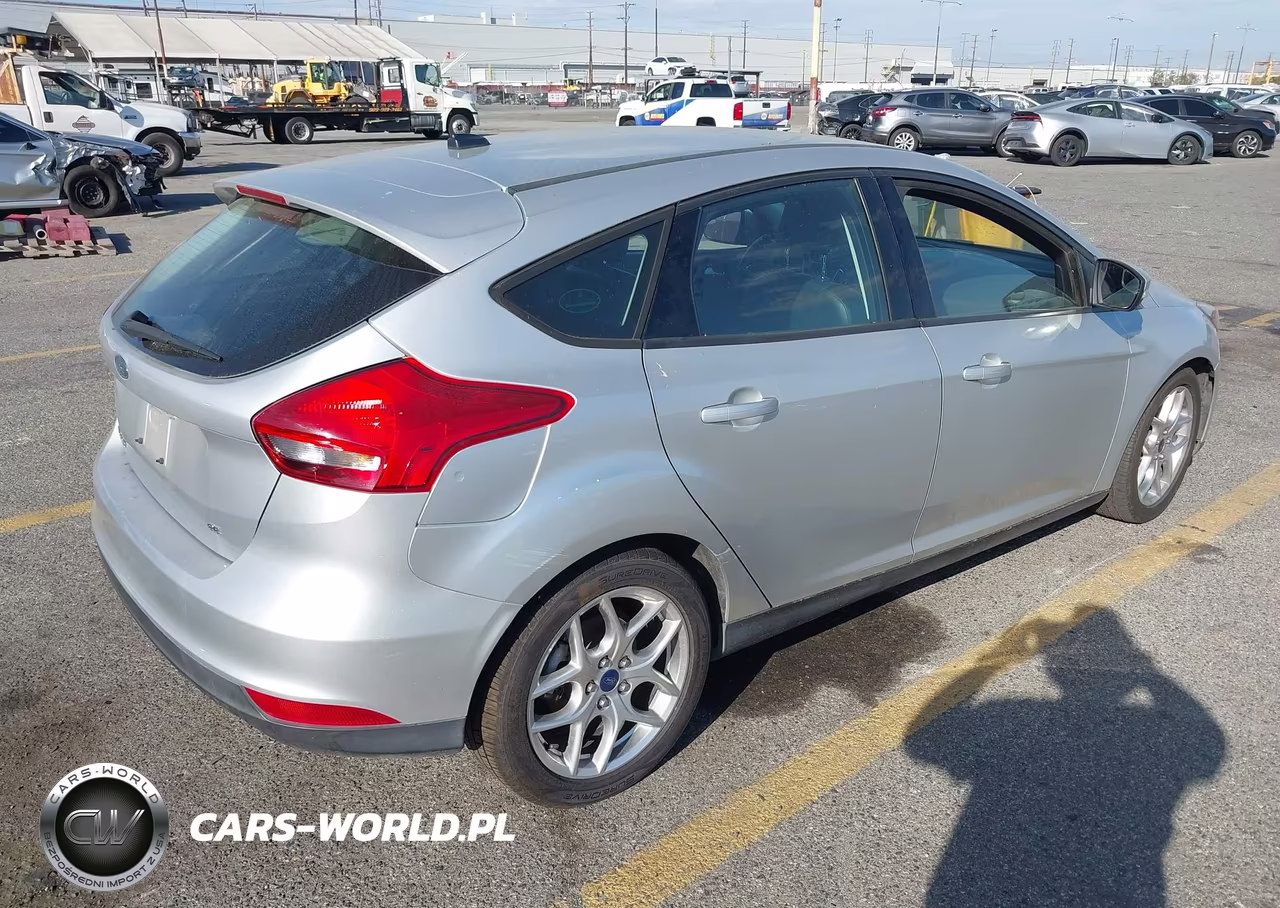 2015 Ford Focus Se VIN:1FADP3K24FL326331 - 4