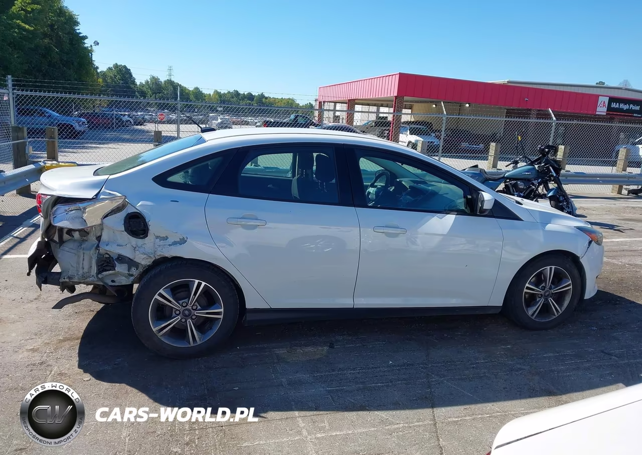 2018 Ford Focus Se VIN:1FADP3F29JL267702 - 14