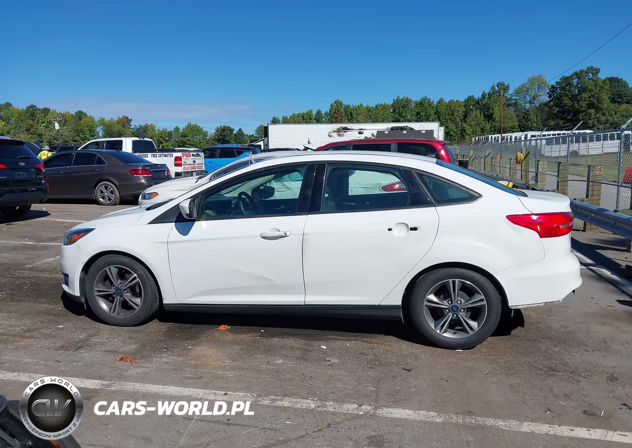 2018 Ford Focus Se VIN:1FADP3F29JL267702 - 15