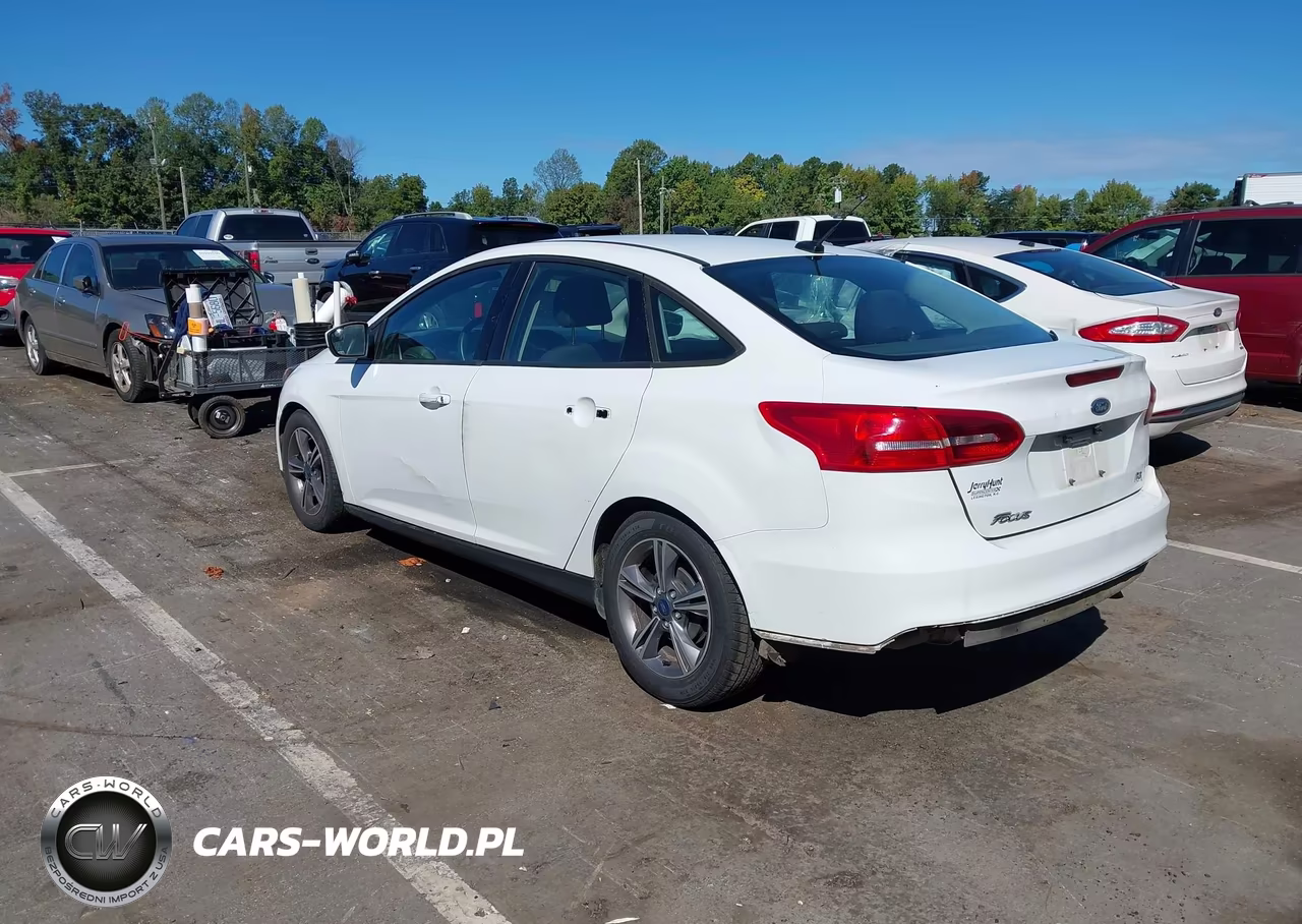 2018 Ford Focus Se VIN:1FADP3F29JL267702 - 3