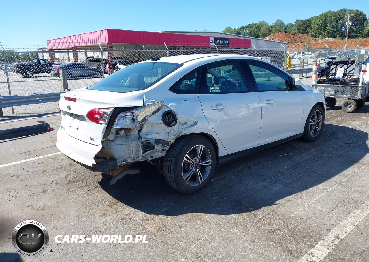 2018 Ford Focus Se VIN:1FADP3F29JL267702 - 4