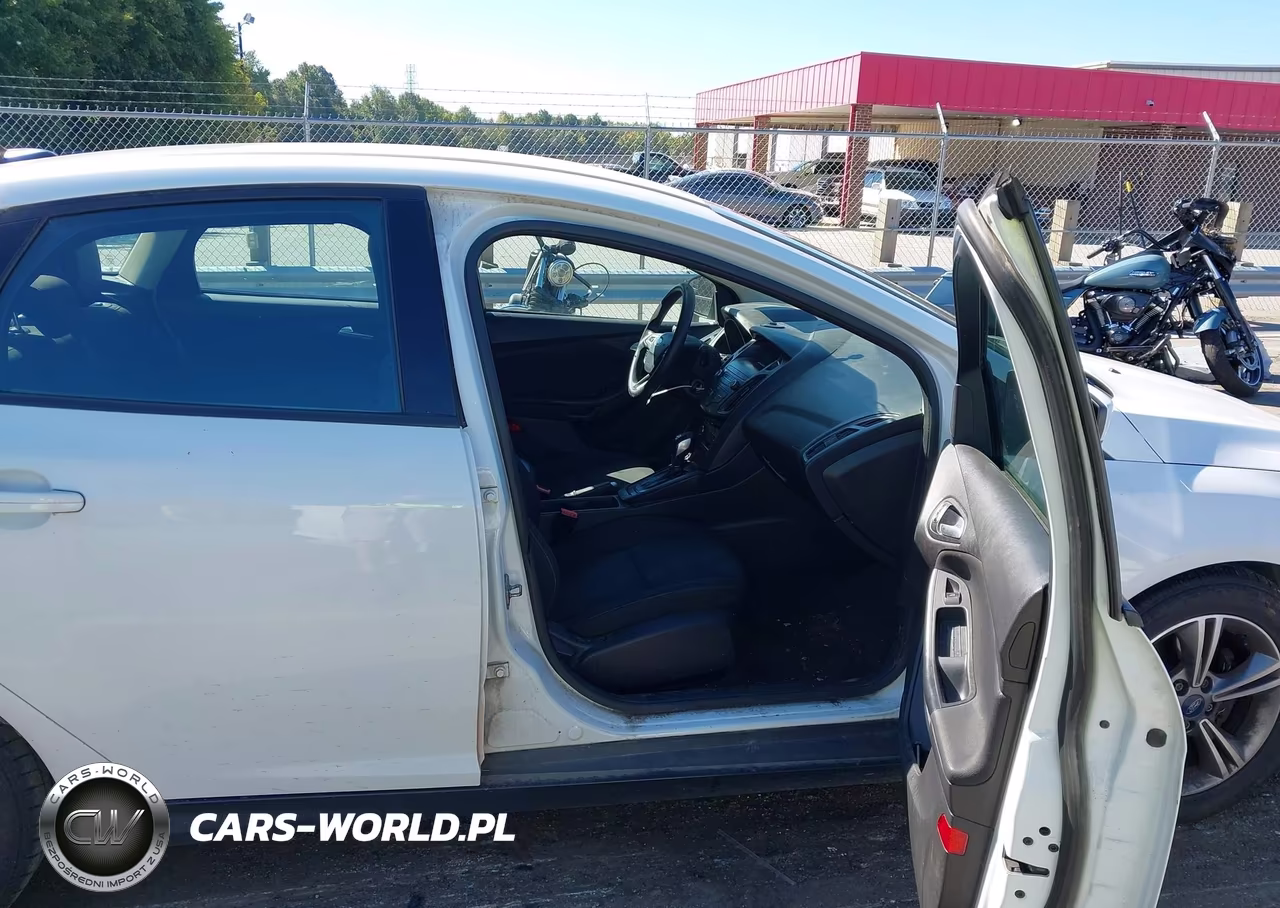 2018 Ford Focus Se VIN:1FADP3F29JL267702 - 5