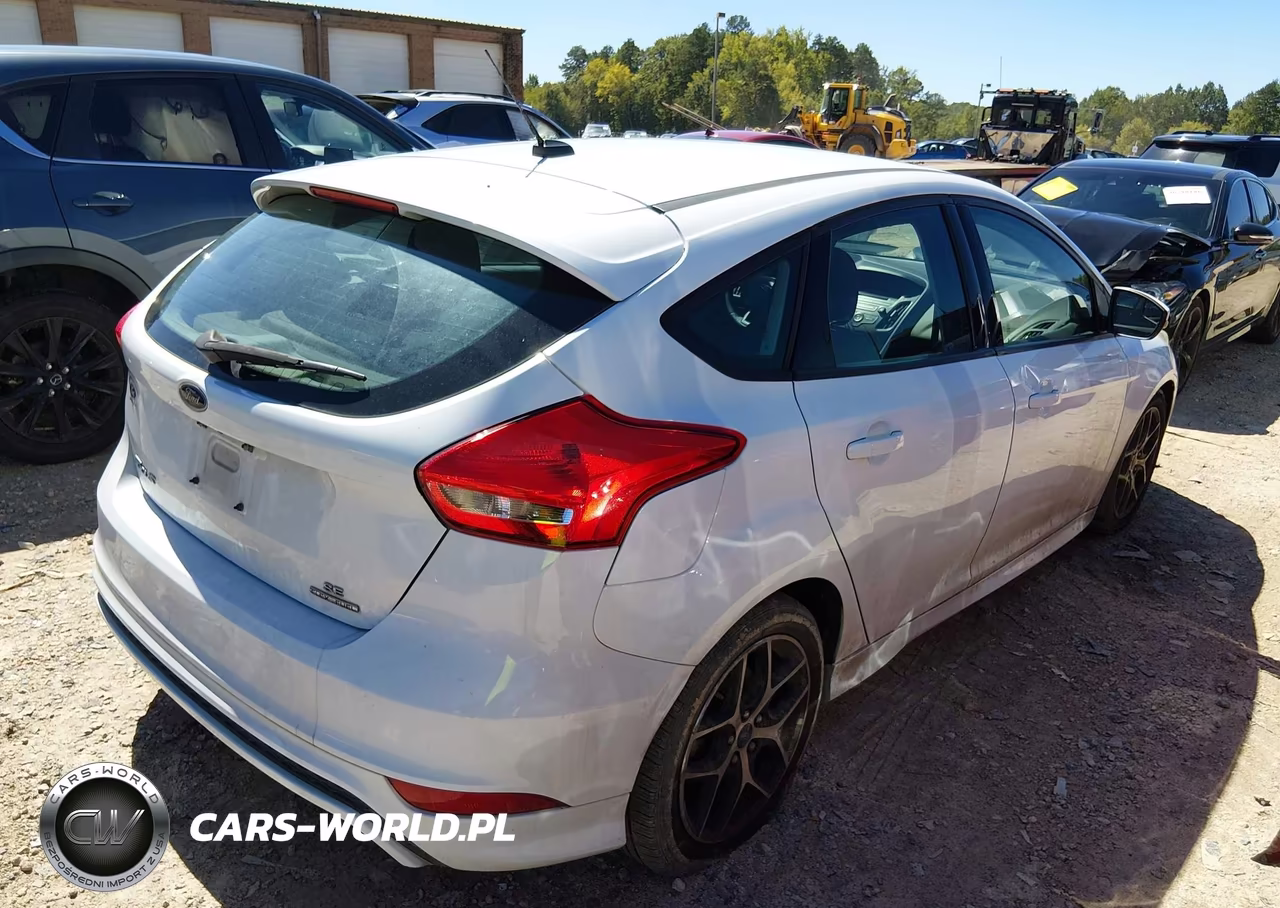 2016 Ford Focus Se VIN:1FADP3K29GL371265 - 4