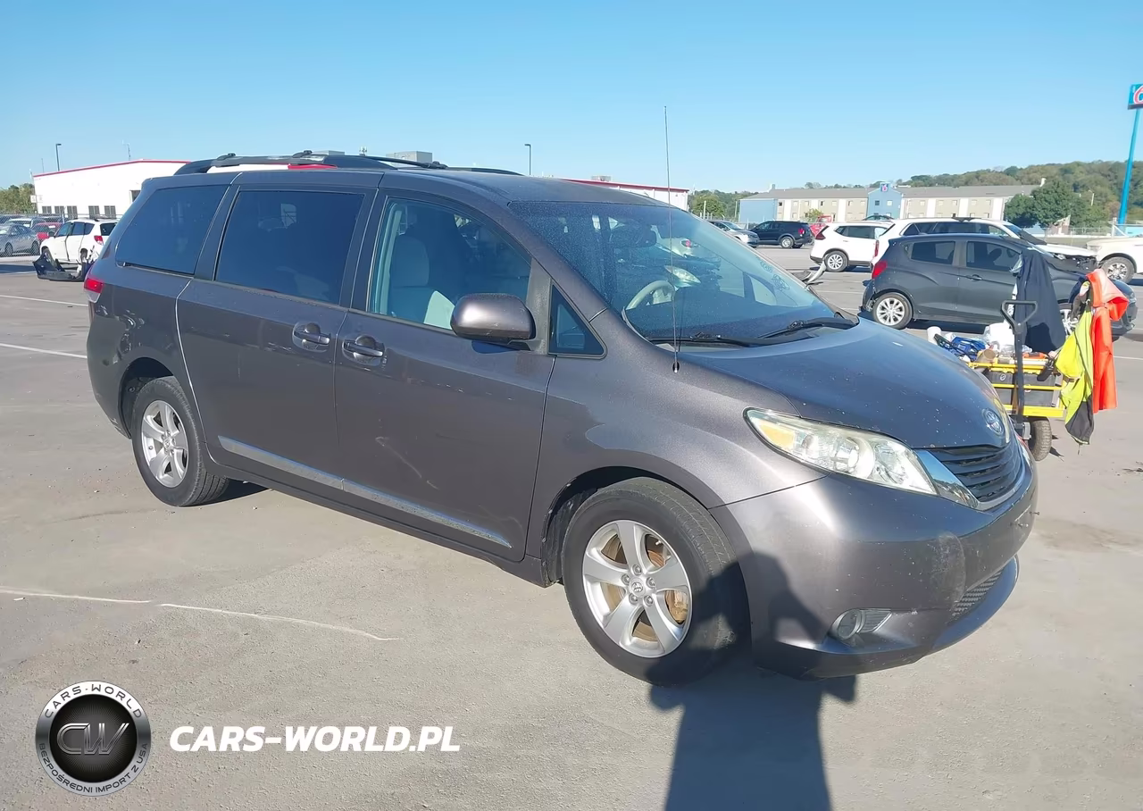 2013 Toyota Sienna Le – zdjęcie 1 z 15