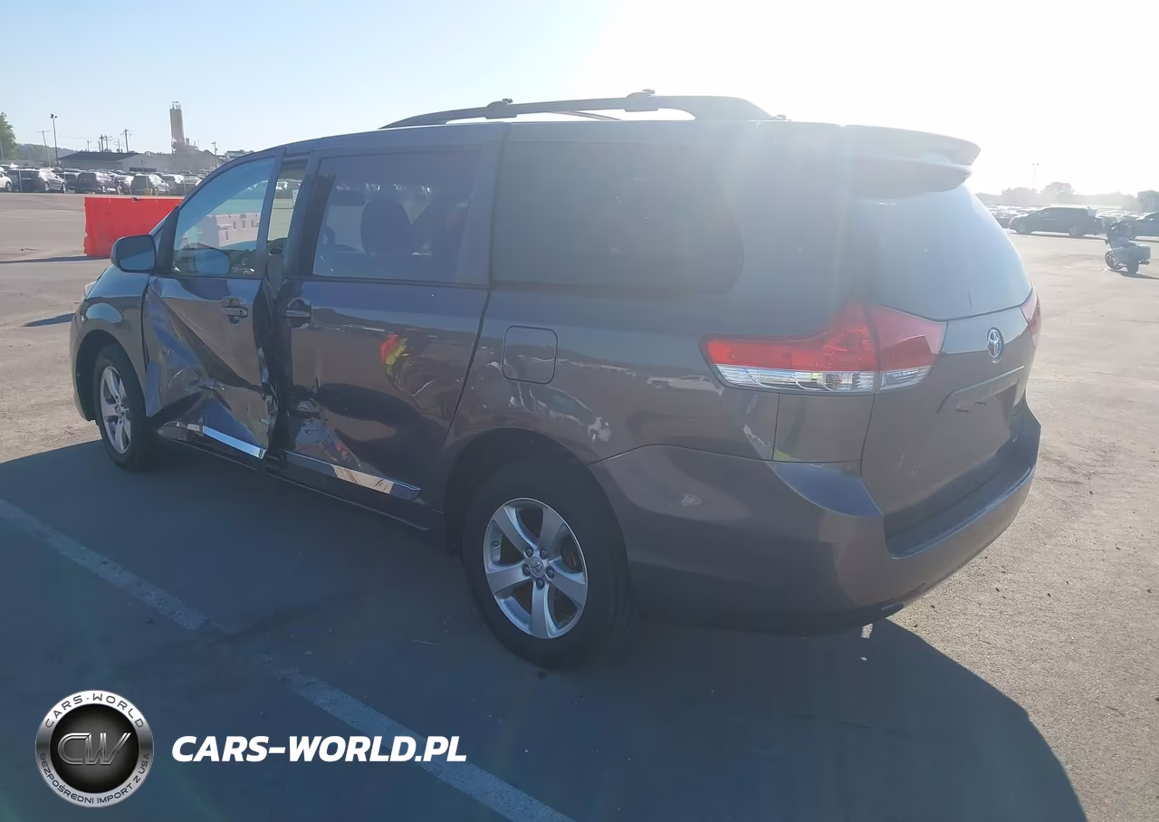 2013 Toyota Sienna Le VIN:5TDKK3DC9DS381620 - 3