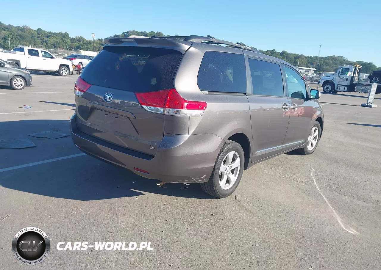 2013 Toyota Sienna Le VIN:5TDKK3DC9DS381620 - 4